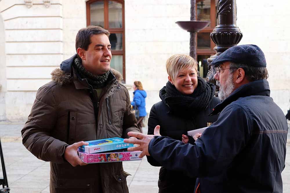 Los burgaleses entregan un juguete a Cruz Roja
