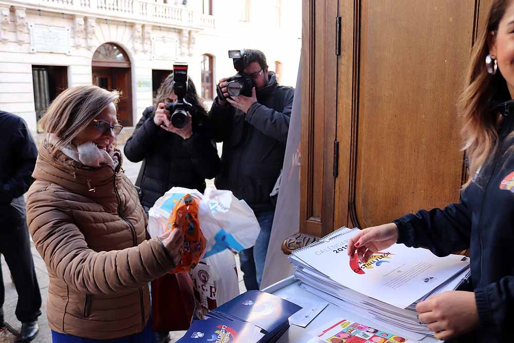 Los burgaleses entregan un juguete a Cruz Roja