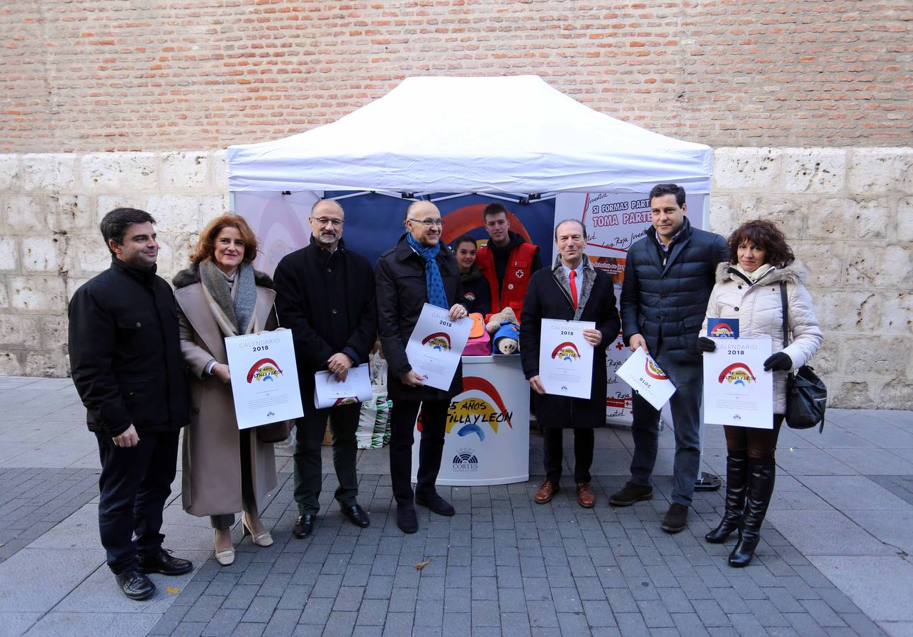 Miembros de la mesa de las Cortes y procuradores en el stand instalado en Valladolid.