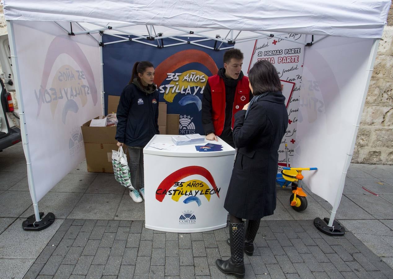 Reparto del calendario solidario editado por las Cortes de Castilla y León en Valladolid.