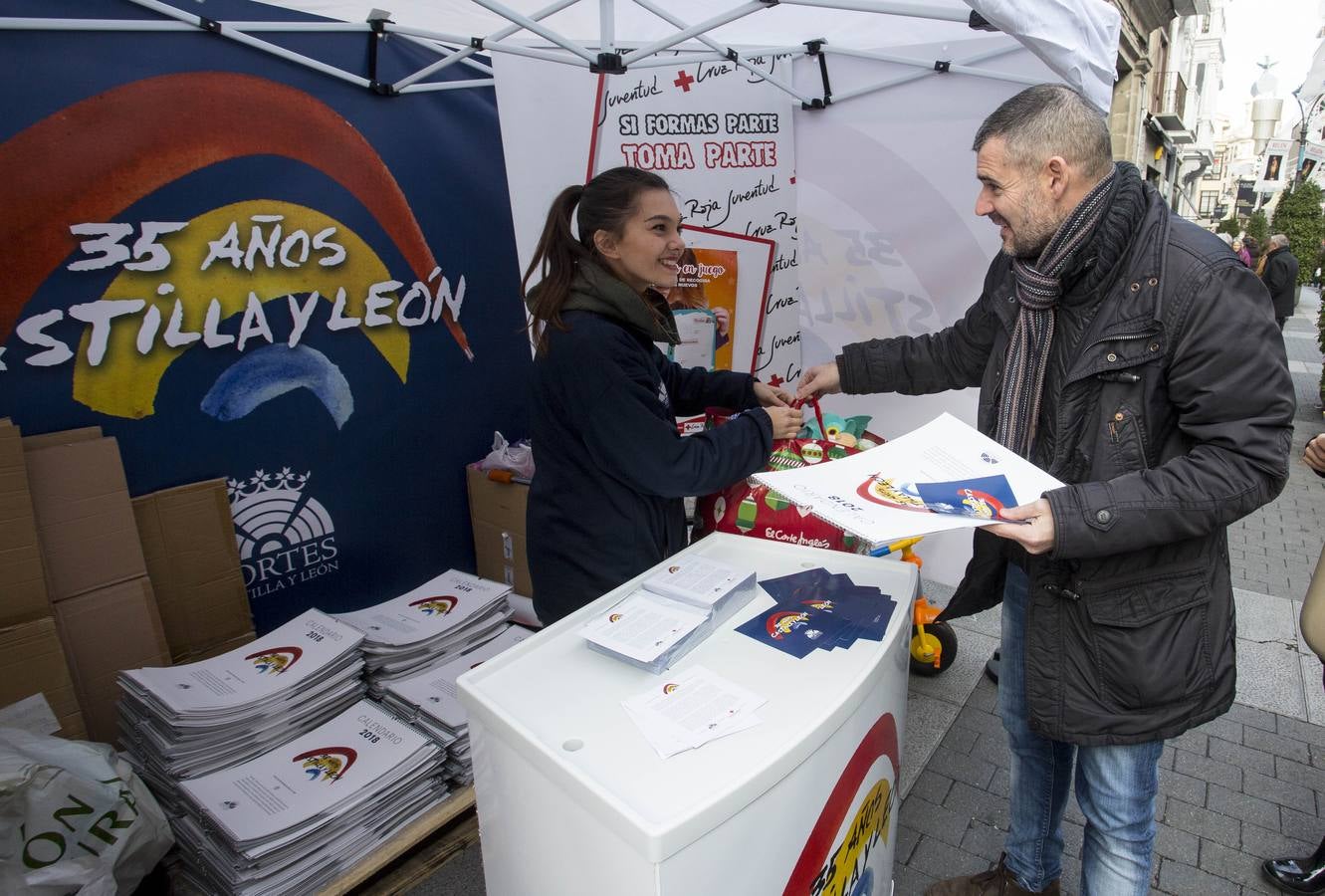 Reparto del calendario solidario editado por las Cortes de Castilla y León en Valladolid.