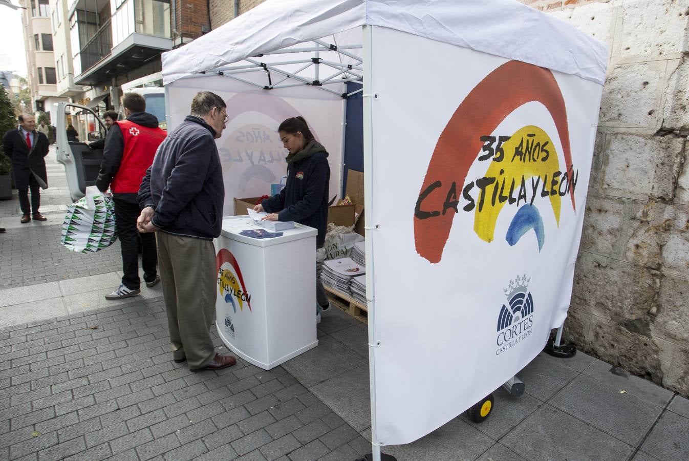 Reparto del calendario solidario editado por las Cortes de Castilla y León en Valladolid.