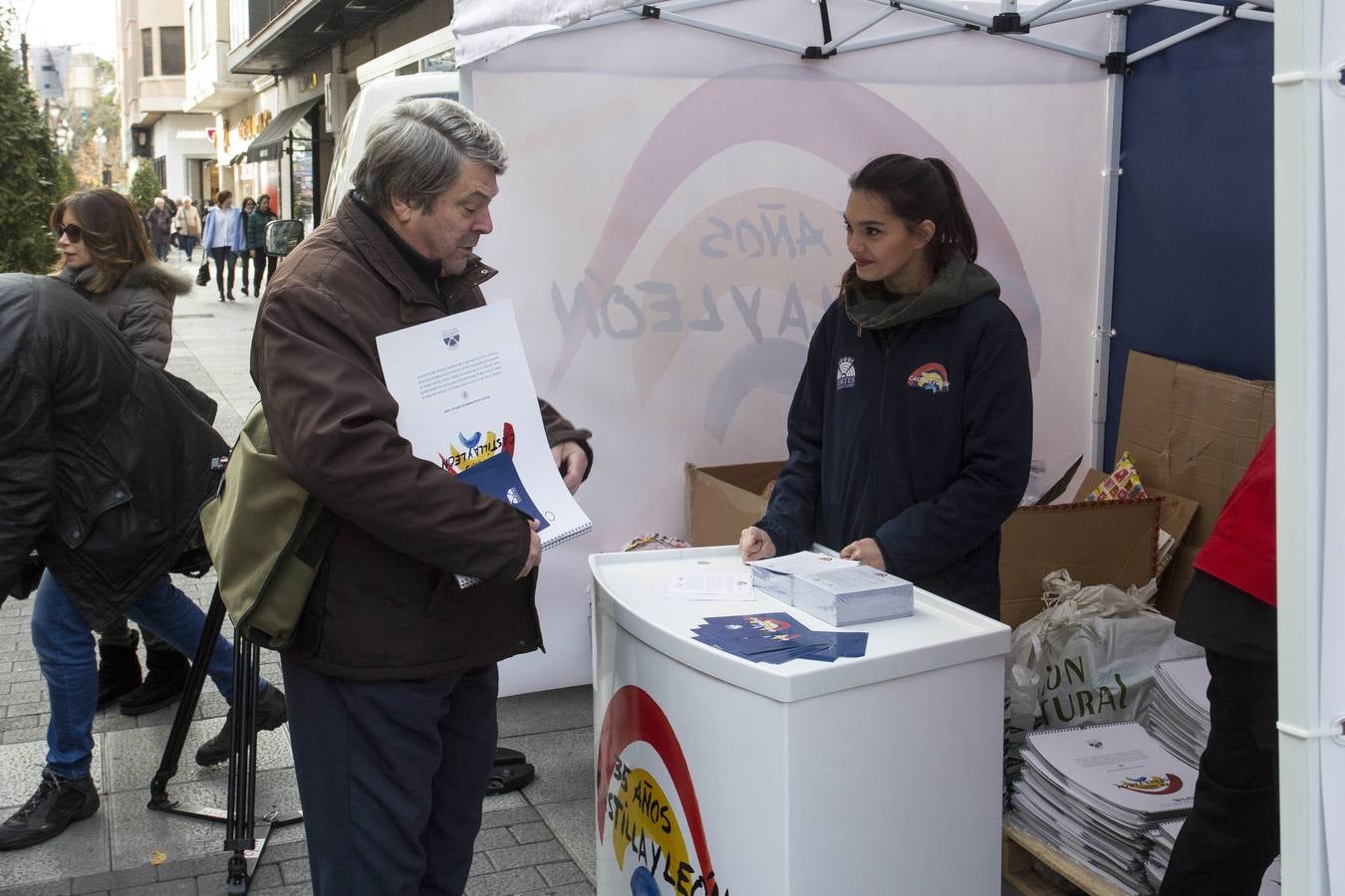 Reparto del calendario solidario editado por las Cortes de Castilla y León en Valladolid.