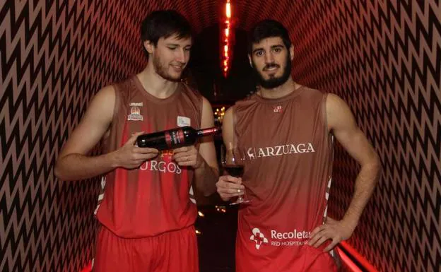 Edu Martínez y Alex Barrera posan con la nueva camiseta en el pasillo diseñado por Amaya Arzuaga en las bodegas. 