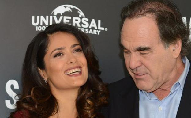 Salma Hayek junto a Oliver Stone. 