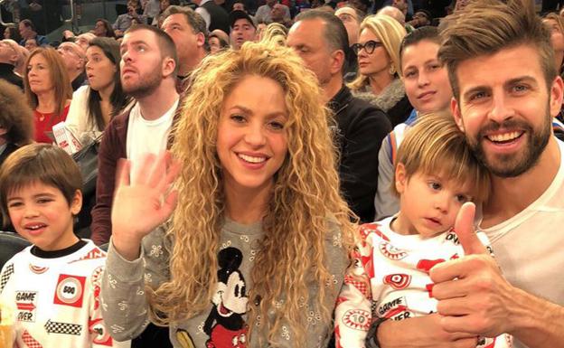 La familia Piqué-Mebarak viendo un partido de la NBA . 