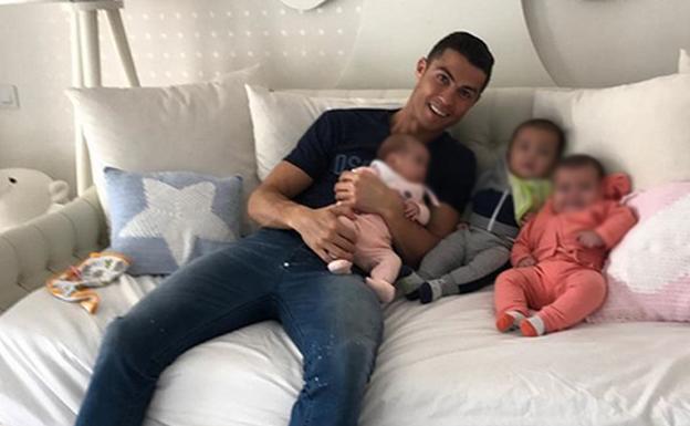 Cristiano Ronaldo junto a sus tres bebés. 