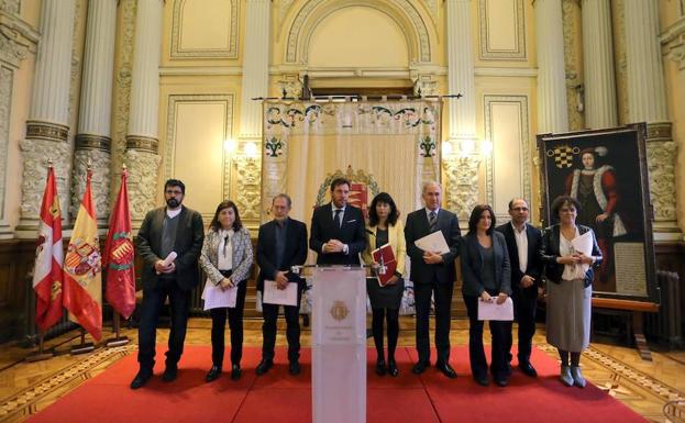 El equipo de Gobierno del Ayuntamiento de Valladolid, encabezado por el alcalde Óscar Puente, explica las líneas generales del Presupuesto Municipal para 2018 