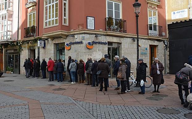 Las colas en las administraciones de Lotería son una constante en los últimos días