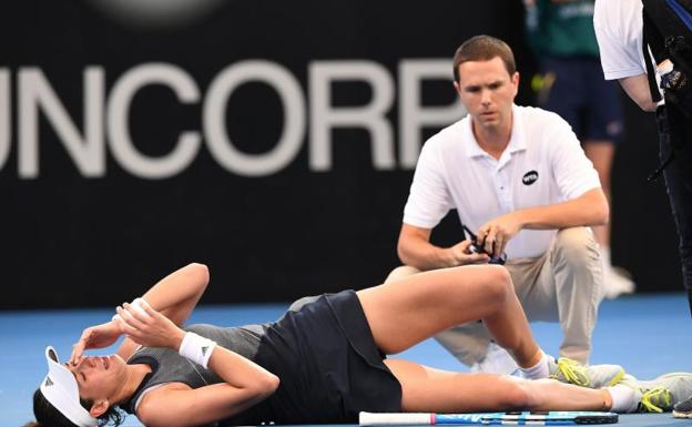 Garbiñe Muguruza, víctima de fuertes calambres en Brisbane. 