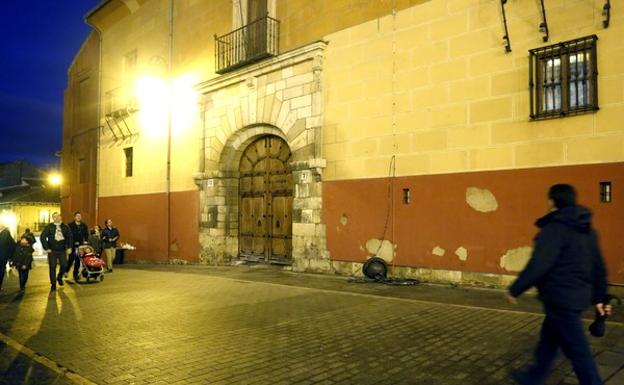 Imagen principal - Cae una farola de una fachada frente a la catedral de León sin causar heridos. 