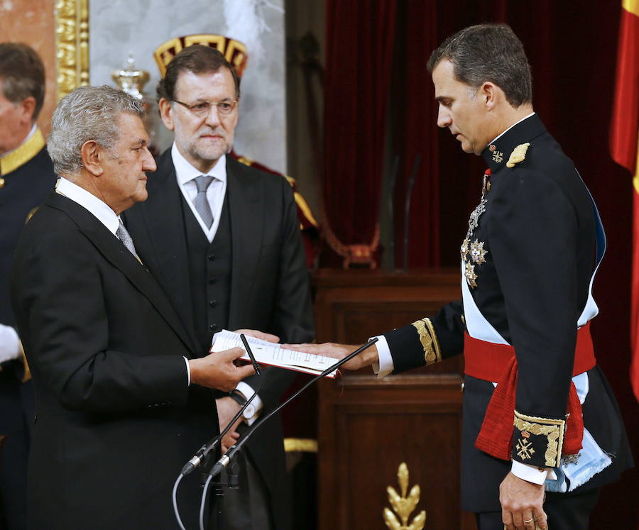 El Rey Felipe VI, en presencia del presidente del Congreso de los Diputados, Jesús Posada, y el presidente del Gobierno, Mariano Rajoy, presta juramento ante las Cortes Generales. Año 2014.