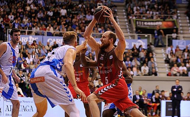 Thomas Schreiner intenta penetrar la defensa del Delteco Guipúzcoa