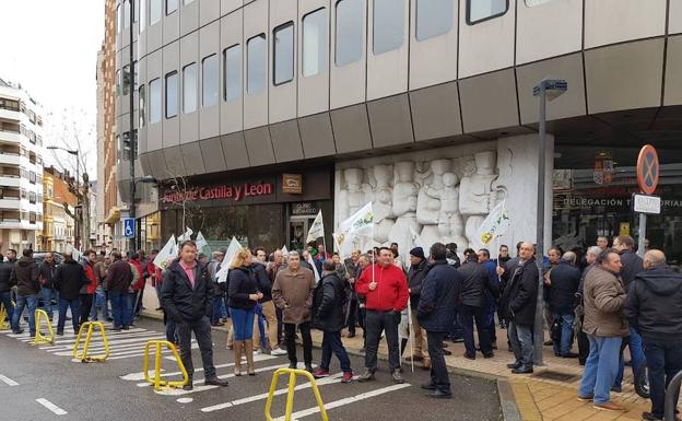 Imagen principal - Manifestaciones en Zamora, Burgos y Segovia.