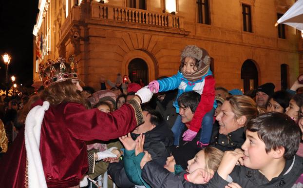 Los Reyes Magos se han acercado a saludar a los niños