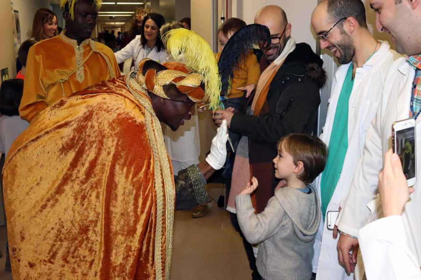 Los Reyes Magos visitan a los niños del Hospital Universitario