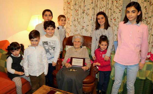 Jacoba Torres posa junto a sus biznietos con motivo de su 100 cumpleaños. 