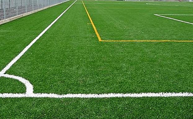 Campo de fútbol de césped artificial.