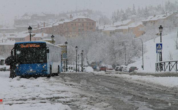 El autobús a ,la estación del Ave recoge viajeros en Vía Roma. 