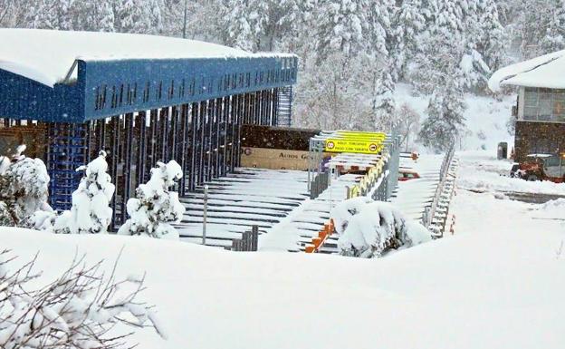 Instalaciones del peaje de San Rafael, cubiertas por la nieve. 