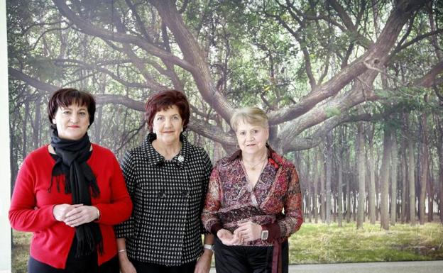 Rosario 'Chiruca' Peñalba, Concha Fuente y Aurora Merchán, en febrero de 2008, reunidas por El Norte de Castilla en la sede de las Cortes.