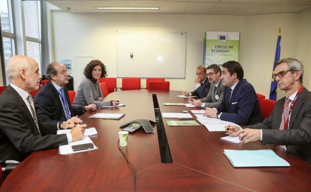 El consejero de Fomento y Medio Ambiente, Juan Carlos Suárez-Quiñones (2d), durante la reunión que ha mantenido con el director general de Medio Ambiente de la UE, Daniel Calleja (i). 