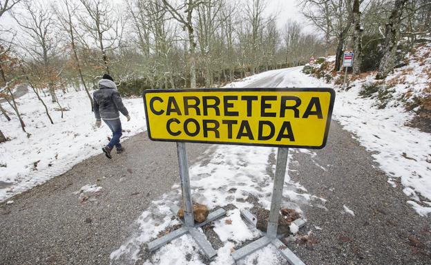 Carretera cortada al sur de la provincia de Salamanca.