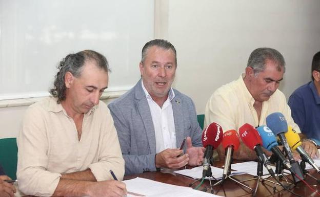 Las organizaciones profesionales agrarias Asaja, UCCL y UPA en Castilla y León formadas por (de I a D) Jesús Manuel González Palacín, Donaciano Dujo y Aurelio González. 