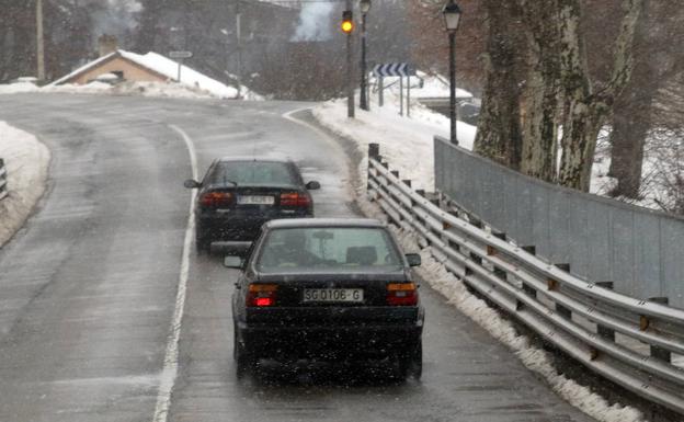 La nieve ha arreciado por momentos en la capital segoviana, aunque no ha afectado apenas a la circulacíón. 