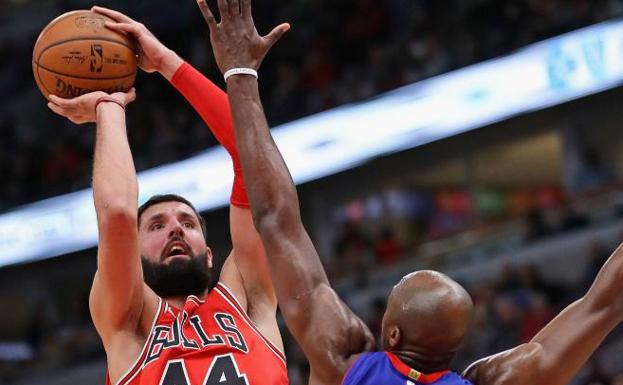 Mirotic lanza a canasta por encima de Anthony Tolliver.