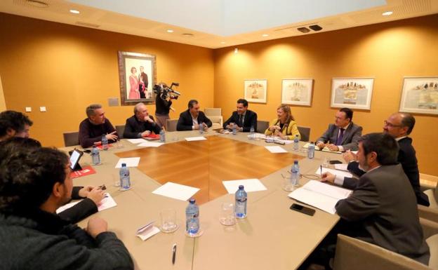 Asistentes a la reunión en las Cortes sobre la parálisis de la reforma de la financiación autonómica.