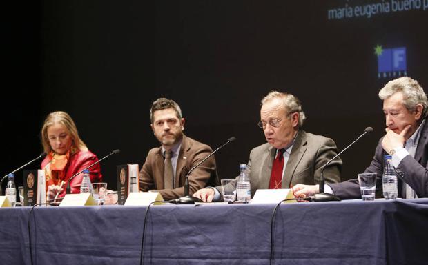 María Eugenia Bueno, Julio López, Enrique Battaner y Pablo Andrés Bravo presentaron el libro. 