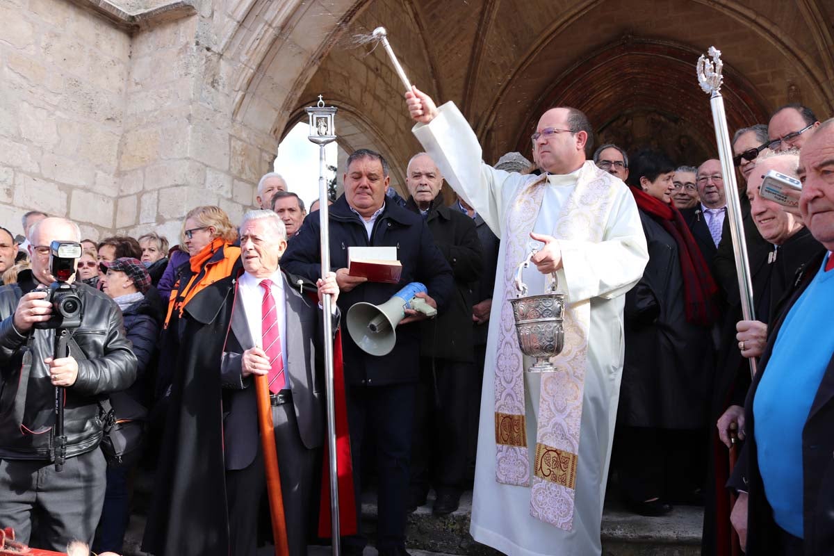 Miles de personas acuden al tradicional reparto de titos de la Cofradía de San Antón en Gamonal