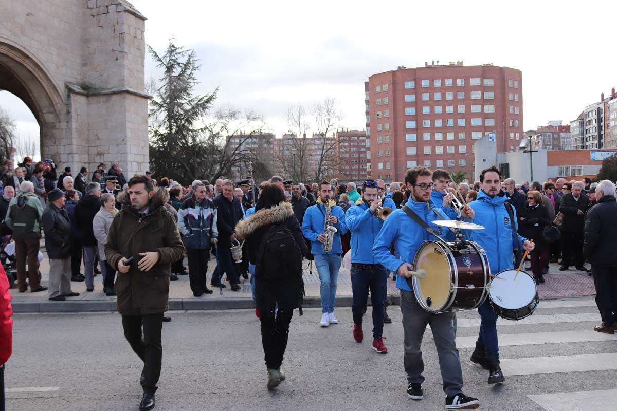 Miles de personas acuden al tradicional reparto de titos de la Cofradía de San Antón en Gamonal