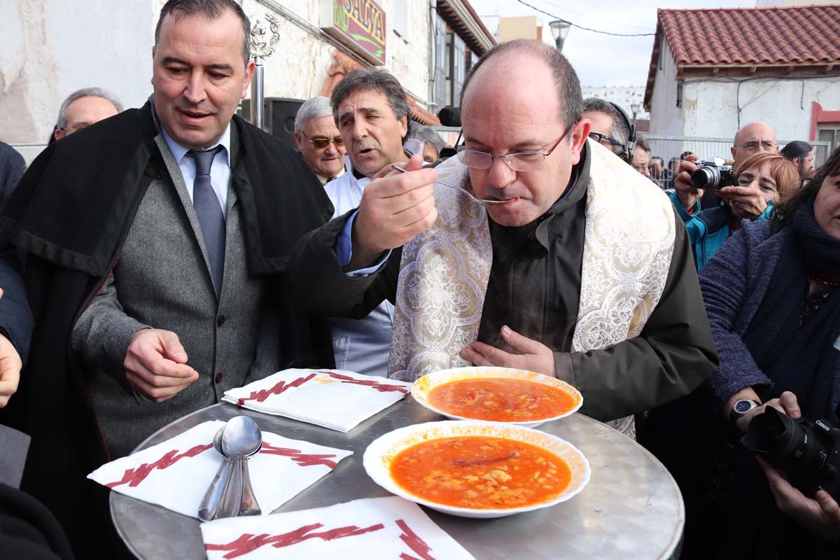 Miles de personas acuden al tradicional reparto de titos de la Cofradía de San Antón en Gamonal