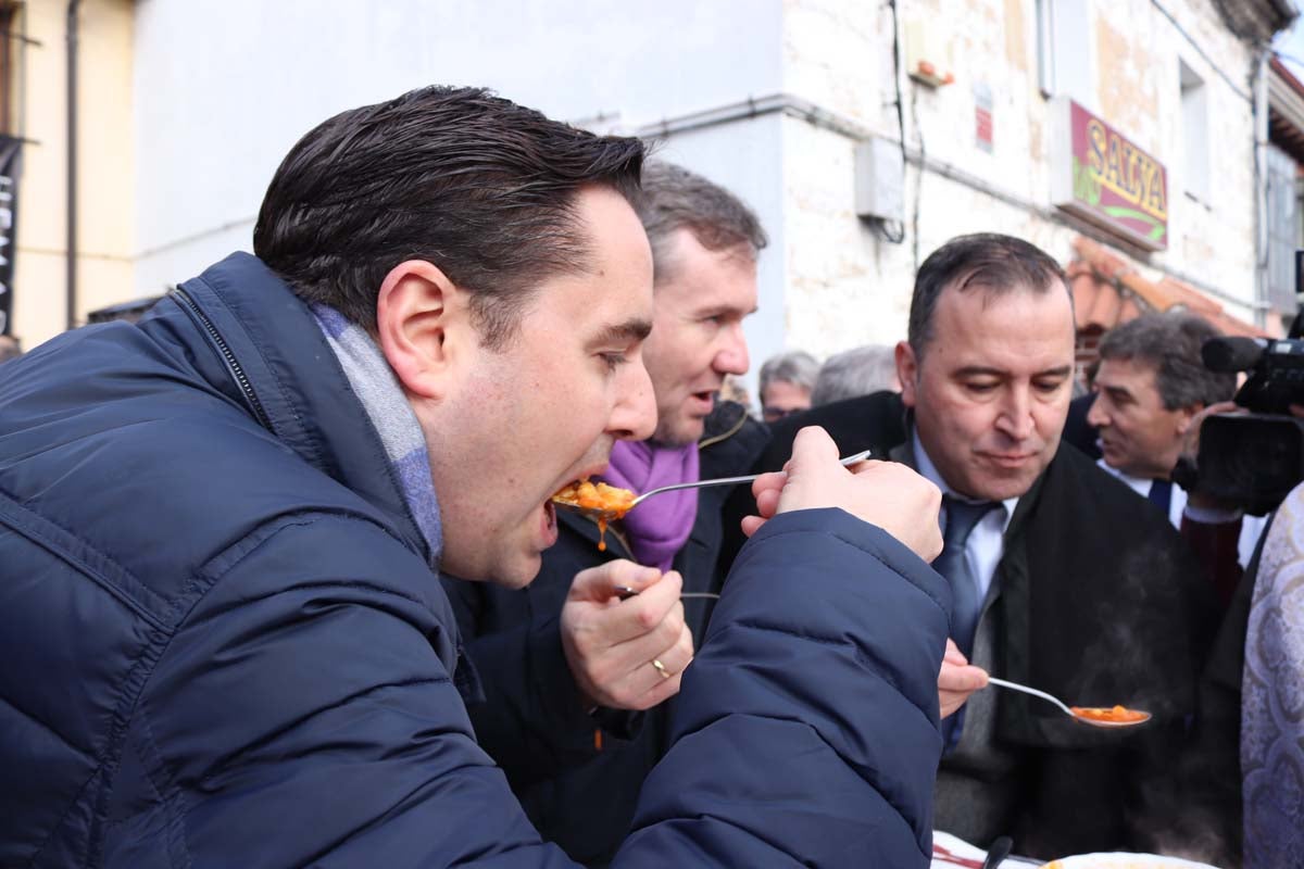 Miles de personas acuden al tradicional reparto de titos de la Cofradía de San Antón en Gamonal