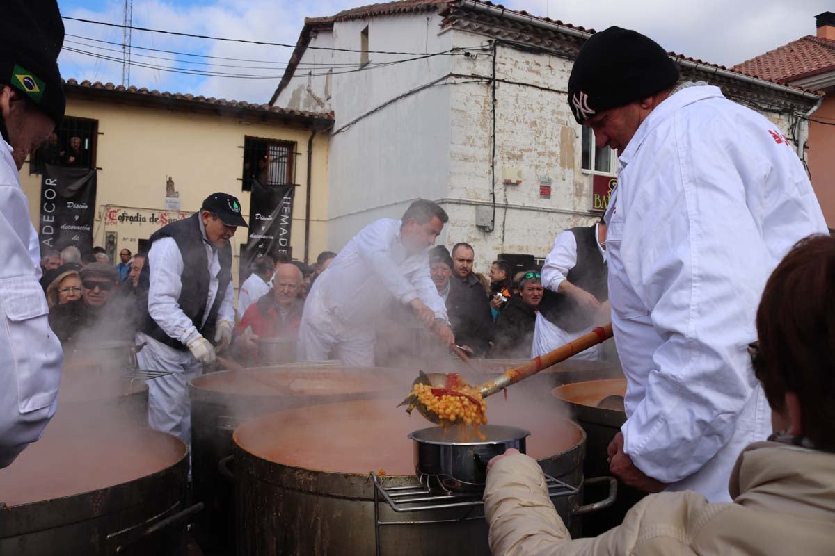 Miles de personas acuden al tradicional reparto de titos de la Cofradía de San Antón en Gamonal