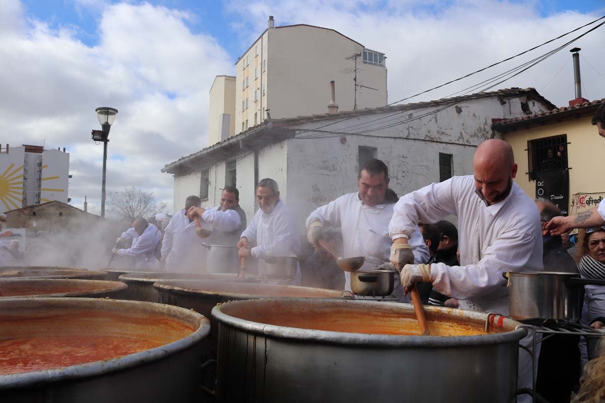 Miles de personas acuden al tradicional reparto de titos de la Cofradía de San Antón en Gamonal