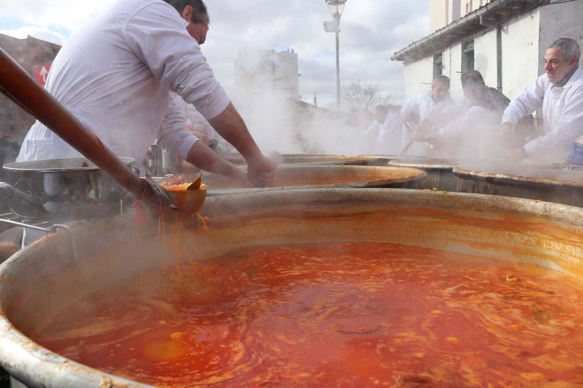 Miles de personas acuden al tradicional reparto de titos de la Cofradía de San Antón en Gamonal