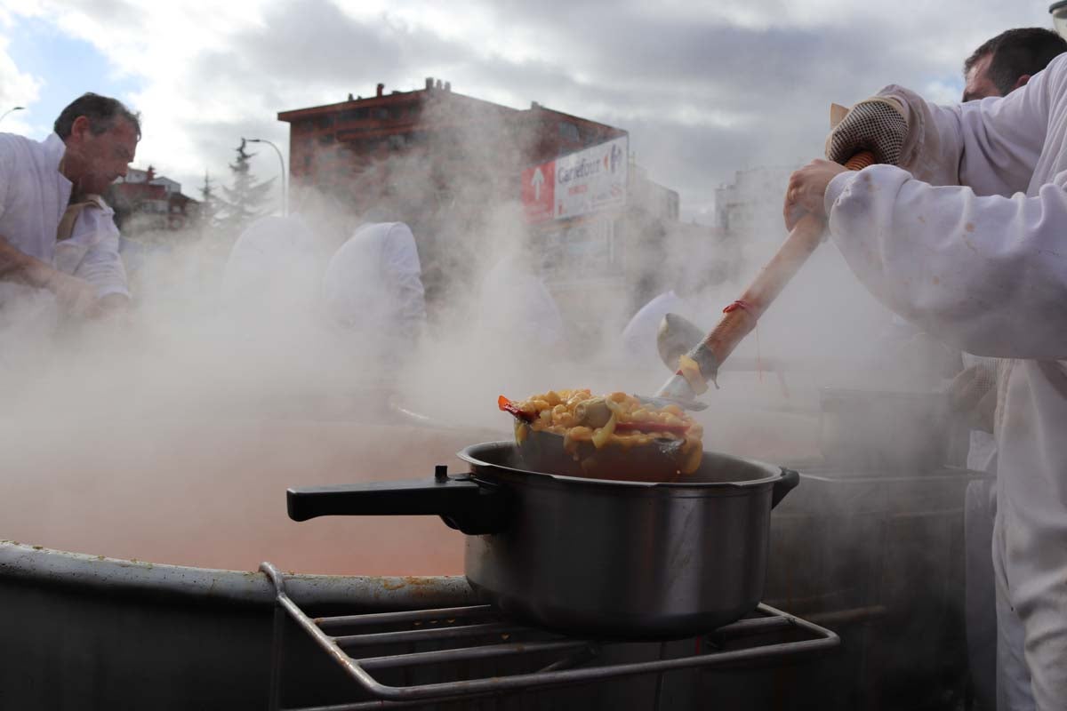 Miles de personas acuden al tradicional reparto de titos de la Cofradía de San Antón en Gamonal