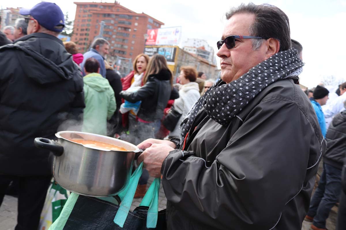 Miles de personas acuden al tradicional reparto de titos de la Cofradía de San Antón en Gamonal