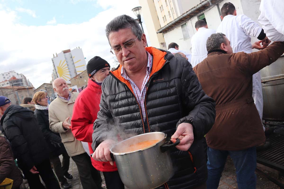 Miles de personas acuden al tradicional reparto de titos de la Cofradía de San Antón en Gamonal
