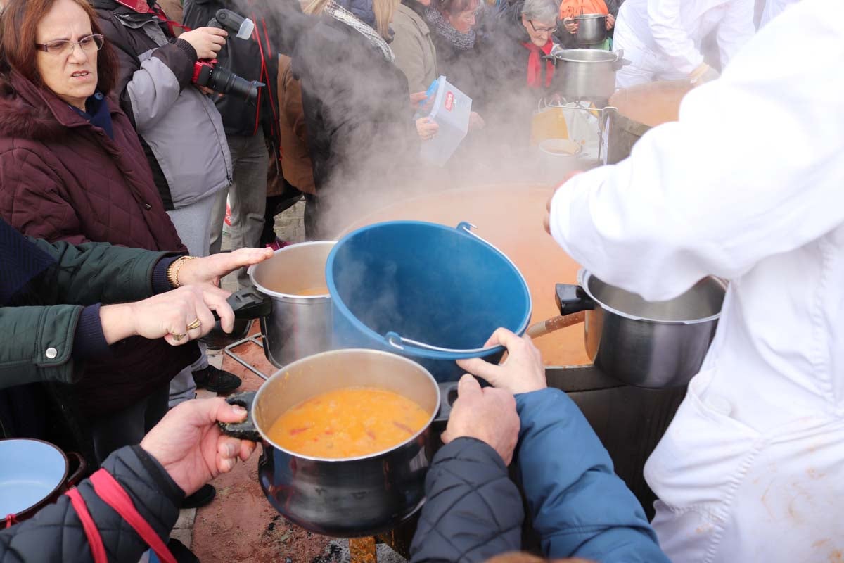 Miles de personas acuden al tradicional reparto de titos de la Cofradía de San Antón en Gamonal