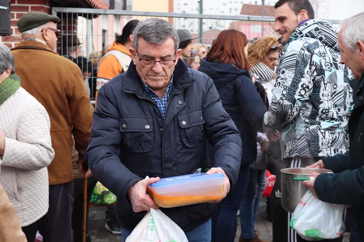 Miles de personas acuden al tradicional reparto de titos de la Cofradía de San Antón en Gamonal