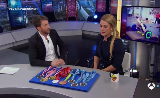 Lydia Valentín con Pablo Motos y sus medallas en 'El Hormiguero'. 