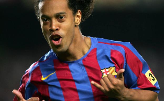 Ronaldinho celebra un gol con el Barcelona. 