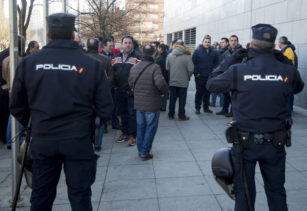 «El sector ganadero no puede aguantar vender a pérdidas. Hay que luchar de forma conjunta contra la industria obsoleta en Castilla y León, que arruina a los ganaderos» denunció el presidente de ASAJA de Castilla y León, Donaciano Dujo