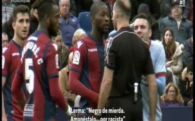 Iago Aspas y Jefferson Lerma, protestan al árbitro. 