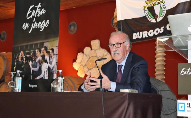 Vicente del Bosque durante su intervención en el acto de la Fundación del Burgos CF