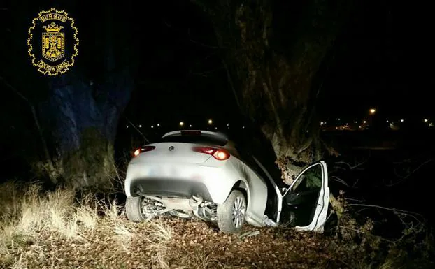 El coche se salió dela vía y acabó empotrado contra un árbol